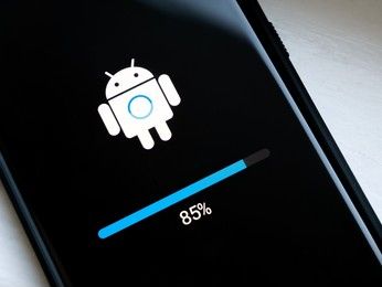 Check the screen when android phone won’t turn on